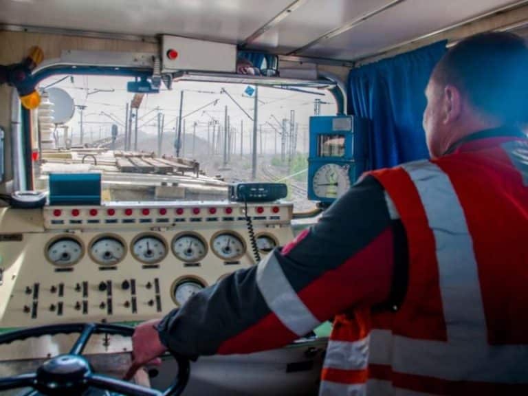 Angajați, responsabili de siguranța feroviară, prinși beți la serviciu