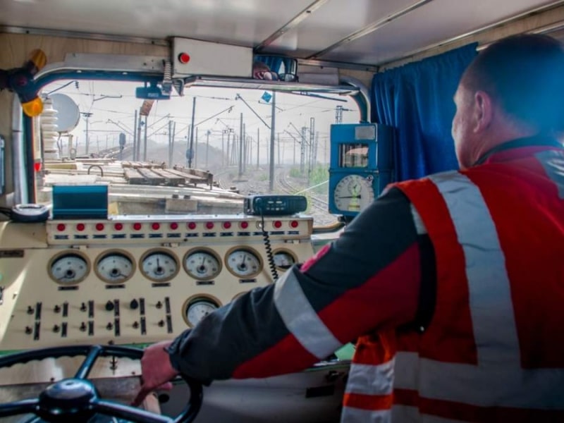 Angajați, responsabili de siguranța feroviară, prinși beți la serviciu