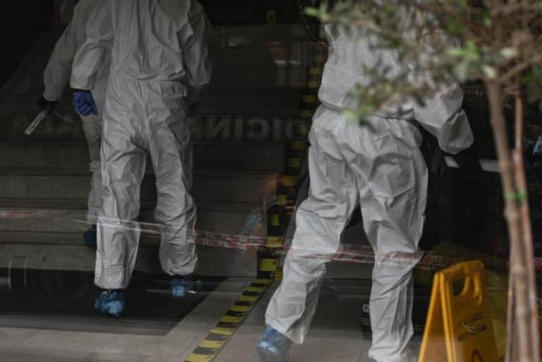 Bătrânul, găsit în pat lângă cadavrul descompus al soției sale, a murit la spital