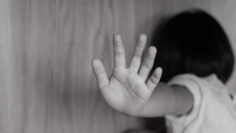 fată violată în grup de patru adolescenți