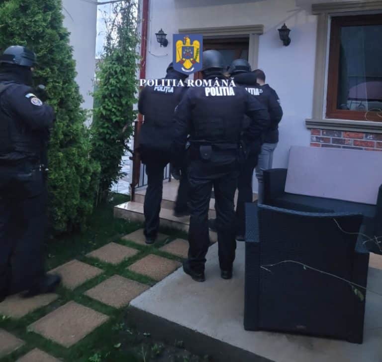 Prostia se plătește! Percheziții la escroci imobiliari care s-au dat ingineri și au extins mai multe imobile. Au ameninţat că lasă casele fără acoperiş