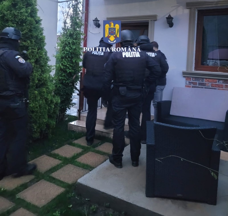 Prostia se plătește! Percheziții la escroci imobiliari care s-au dat ingineri și au extins mai multe imobile. Au ameninţat că lasă casele fără acoperiş