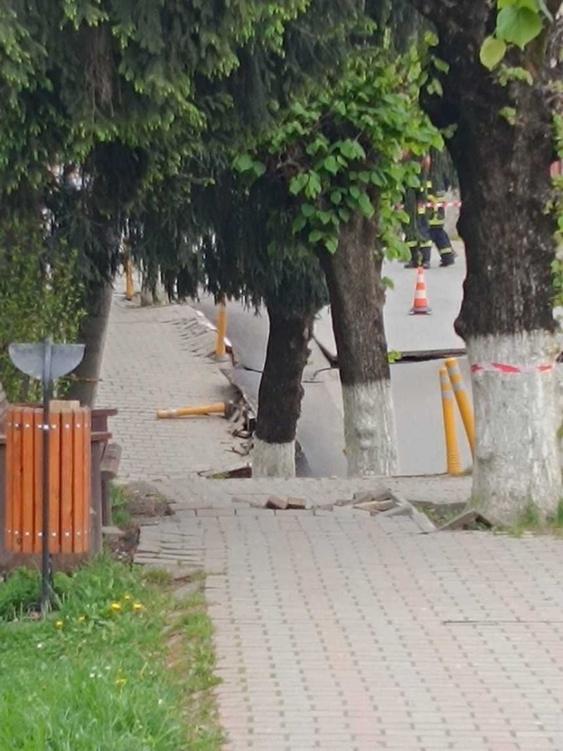 Situația rămâne critică la Slănic Prahova: Craterul continuă să se adâncească