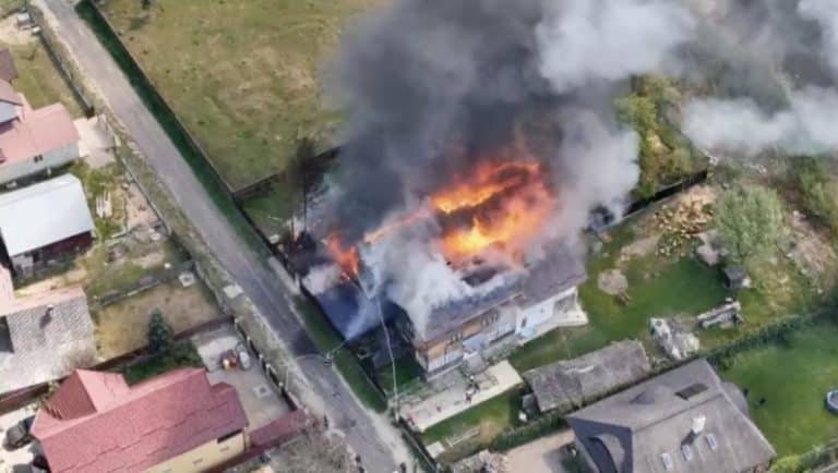 FOTO Incendiu puternic lângă Mănăstirea Voroneț din Suceava. Există riscul ca focul să se extindă