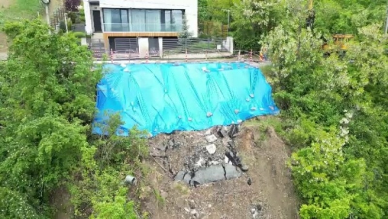 a fost acoperită cu o prelată