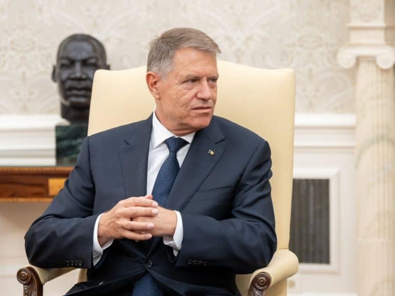 Iohannis se laudă în SUA cu o minciună, Armata are serioase probleme