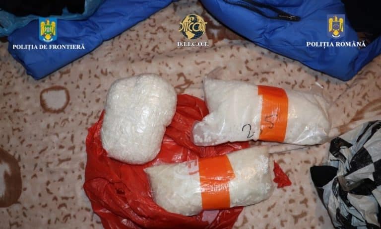 Piața neagră a stupefiantelor – Droguri cristal vândute cu 100 de lei. Unul dintre traficanți e acuzat și de viol