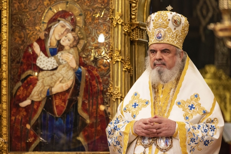 Cum păcălea un celebru fost preot românii că încă mai este cleric