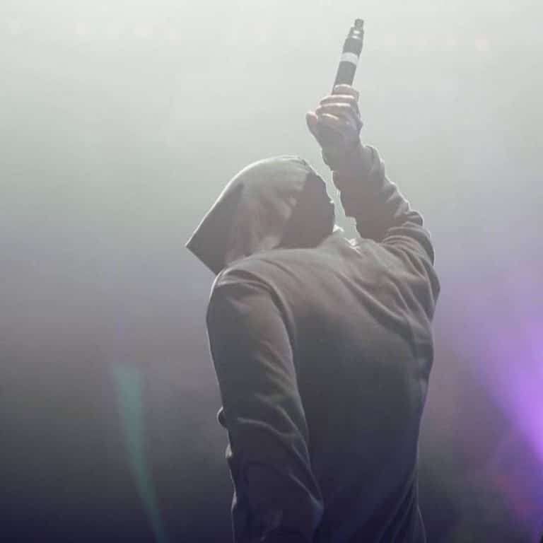 VIDEO Solistul vocal de la Carla’s Dreams, acuzat că ar fi urcat pe scenă drogat. Reacția artistului