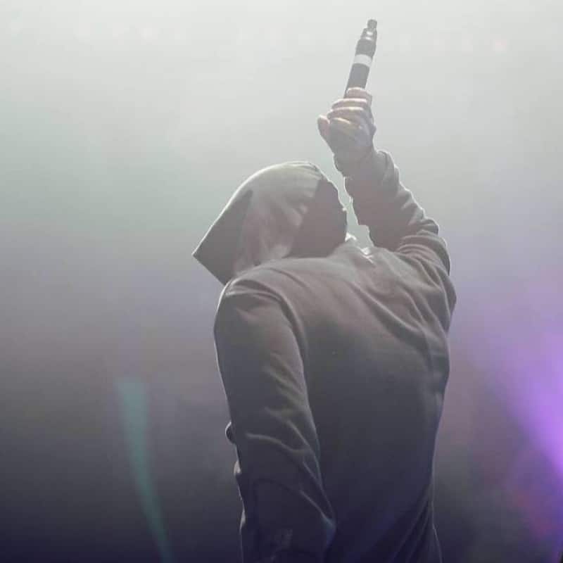 VIDEO Solistul vocal de la Carla’s Dreams, acuzat că ar fi urcat pe scenă drogat. Reacția artistului