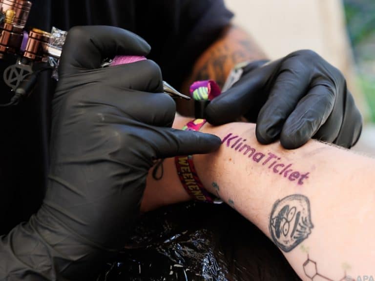Saloanele nu au dreptul să tatueze minori. Și piercingurile se fac doar cu acordul părinților