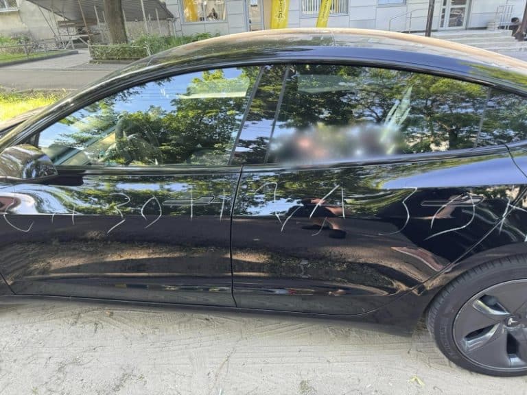 VIDEO FOTO Autoturism Tesla, vandalizat după ce șoferița a parcat neregulamentar; mașina a filmat autoarea faptei