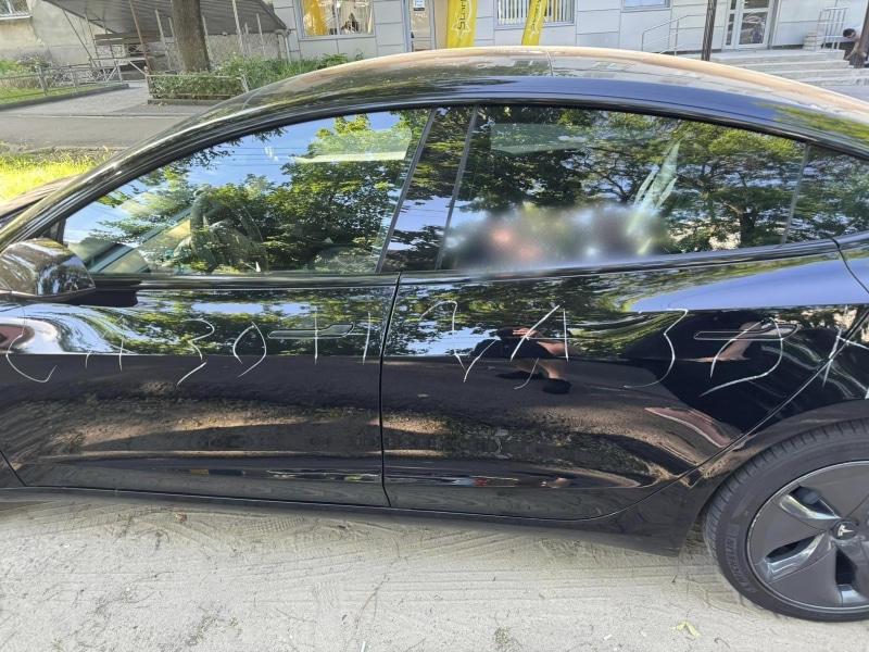 VIDEO FOTO Autoturism Tesla, vandalizat după ce șoferița a parcat neregulamentar; mașina a filmat autoarea faptei