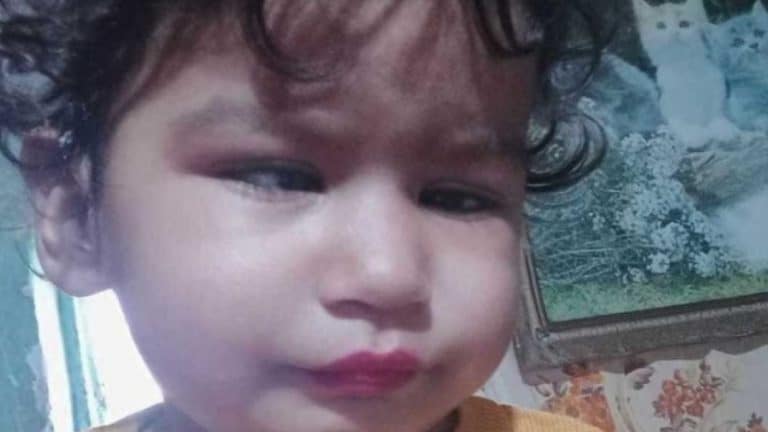 VIDEO ‘Dacă o vedeţi, sunaţi la 112!’. Raisa, o fetiță de 2 ani, a dispărut din fața casei și este de negăsit