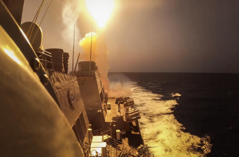 Rebelii houthi au lansat vineri drone şi rachete anti-navă ca răspuns la atacurile americano-britanice