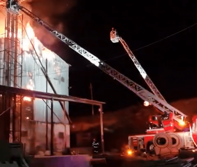 VIDEO Incendiu puternic în județul Vaslui. Ard aproximativ 1.600 tone de cereale