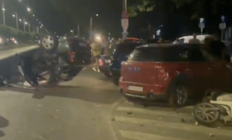 Accident grav, cu nouă mașini, după o șicanare în trafic