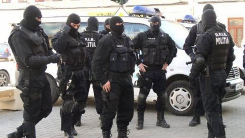 Zeci de percheziții ale Poliției Române și DIICOT