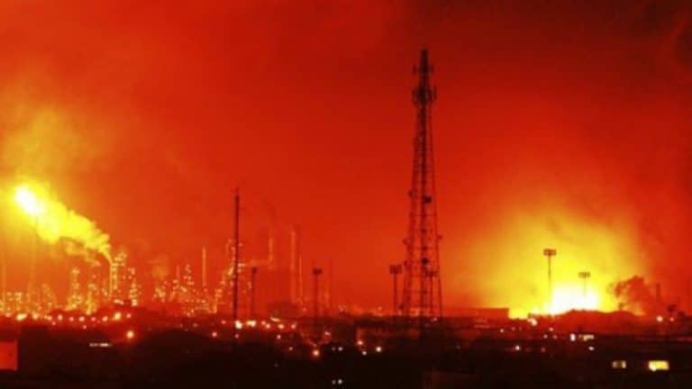 VIDEO Rafinărie rusească în flăcări după un atac ucrainean cu dronă