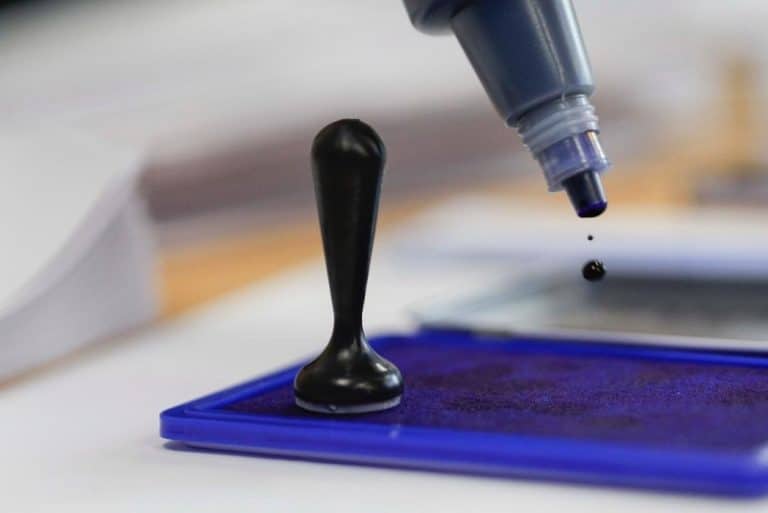 Oamenii așteaptă cu orele pentru a vota! Președintele unei secții de votare din Ilfov nu s-a mai prezentat, iar o ștampilă a fost pierdută