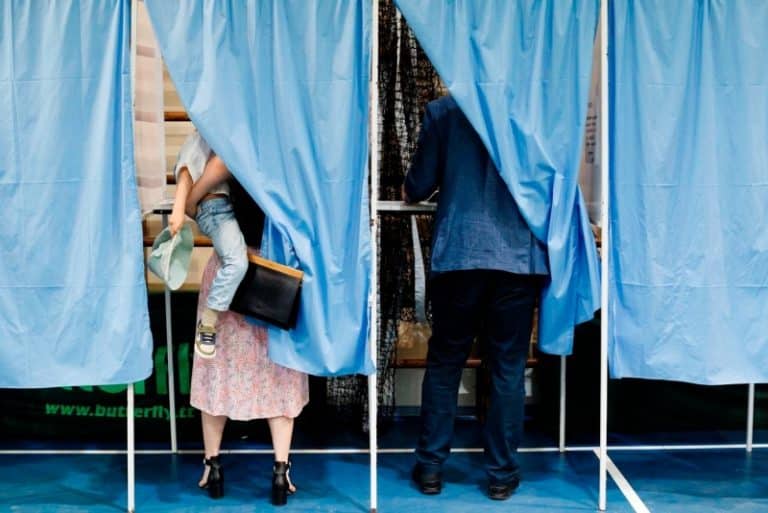 Un primar își continuă mandatul, obținând un scor zdrobitor în fața fostei soții