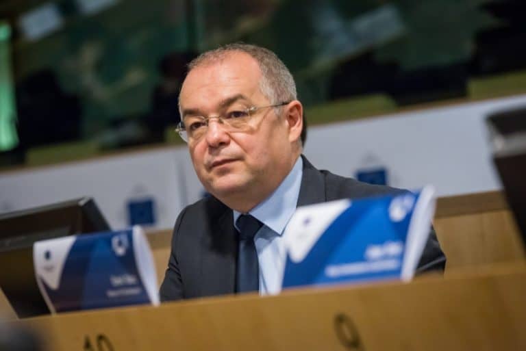 ‘Păi, bă fraierilor… Doamne, iartă-mă, nu vorbesc așa!’