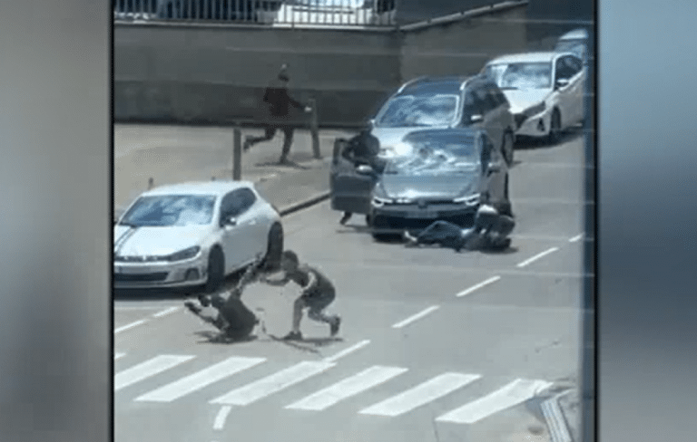 Doi frați români, împușcați în plină stradă; unul a murit, al doilea e în comă