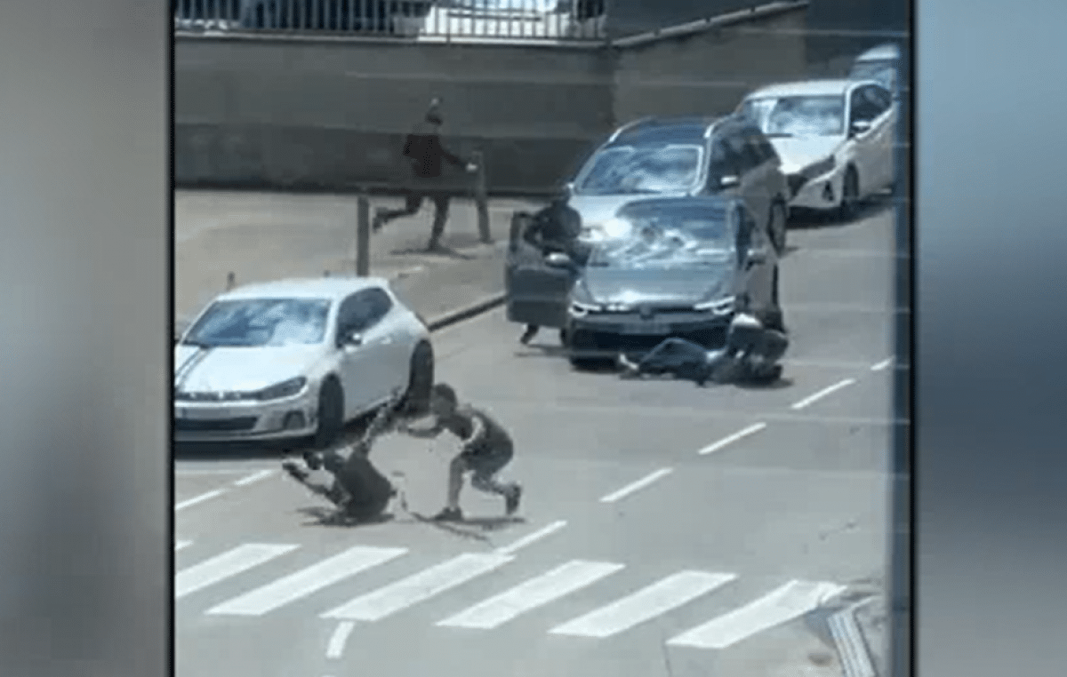 Doi frați români, împușcați în plină stradă; unul a murit, al doilea e în comă