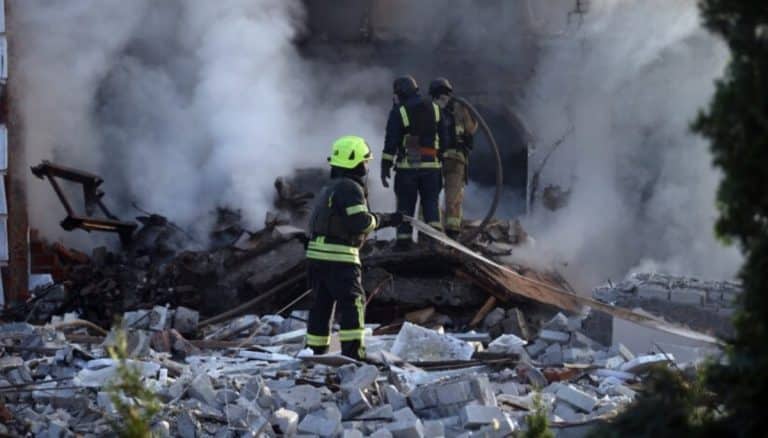 Zelenski cere ajutor disperat din partea partenerilor. Morți și zeci de răniți în urma atacului cu bombe ghidate al rușilor în Harkov