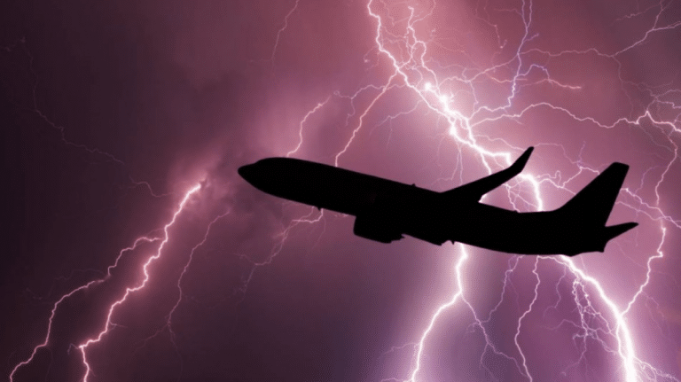 Parbrizul unui avion s-a fisurat la peste 12.000 de metri altitudine. Afară erau -50 de grade