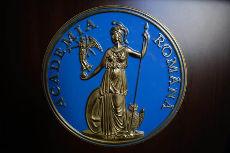 Foștii colaboratori ai Securității nu pot fi membri ai Academiei Române (adoptare tacită în Senat)/ Mugur Isărescu stă însă liniștit