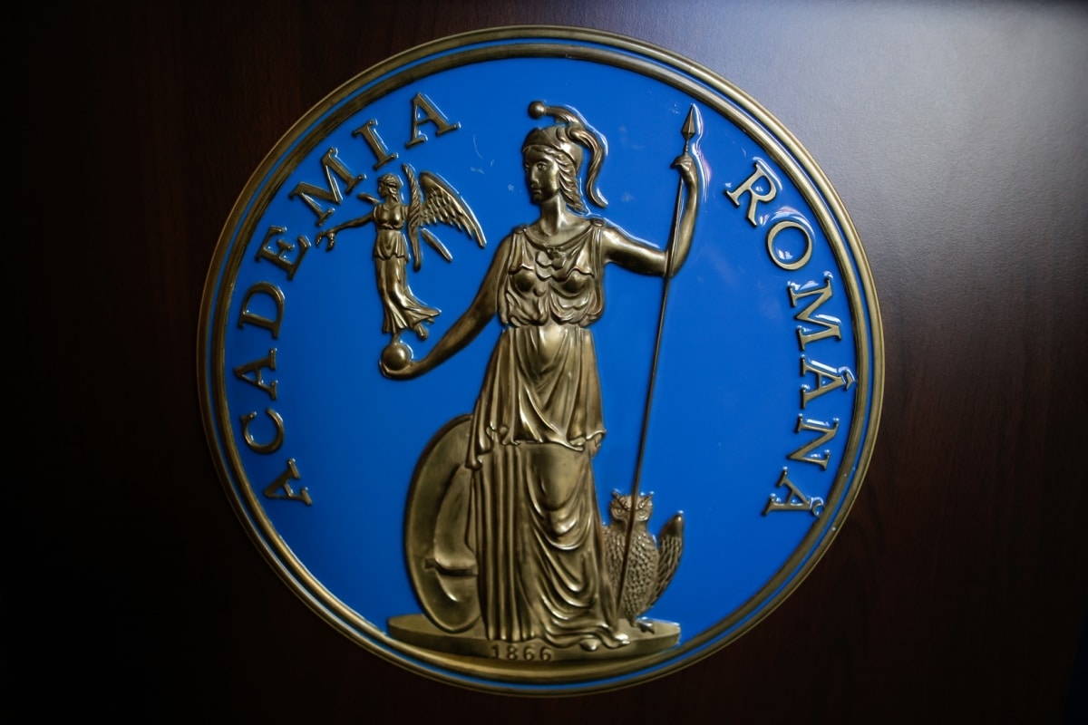 Foștii colaboratori ai Securității nu pot fi membri ai Academiei Române (adoptare tacită în Senat)/ Mugur Isărescu stă însă liniștit