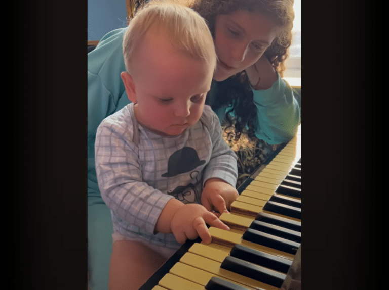 VIDEO Bebelușul care îi depășește pe Mozart și Liszt! Încă în scutece, dar cântă la pian ca un virtuoz