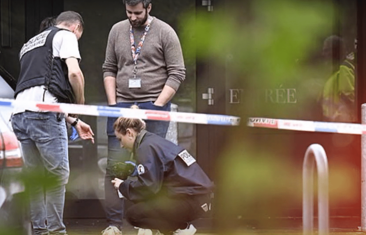 Mai multe persoane au dat buzna și au tras cu puști de asalt asupra invitaților