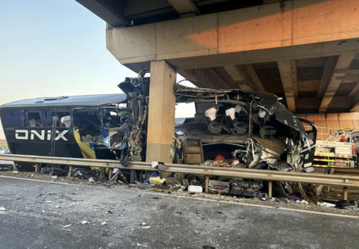 un autocar s-a făcut praf, după ce a a lovit pilastrul unui viaduct / Bilanțul celor morți ți răniți