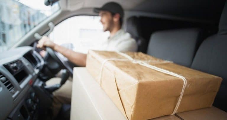 Un bărbat s-a deghizat în curier pentru a-și ataca fosta iubită