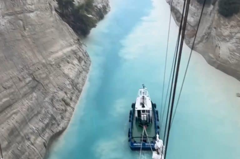 VIDEO Imagini fabuloase din misiunea dificilă a navei ‘Mircea’. A traversat canalul Corint pe furtună