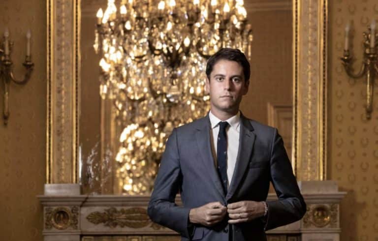 VIDEO Premierul Franței și-a anunțat demisia. Urmează un complicat poker politic la Paris