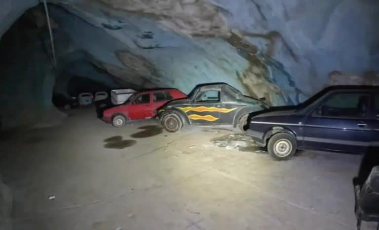 Peste 50 de mașini de colecție au fost găsite îngropate