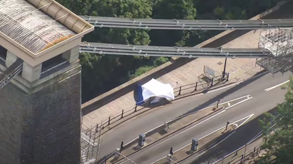 Polițiștii sunt în alertă! Un bărbat a lăsat două valize cu rămășite umane pe un pod din Anglia