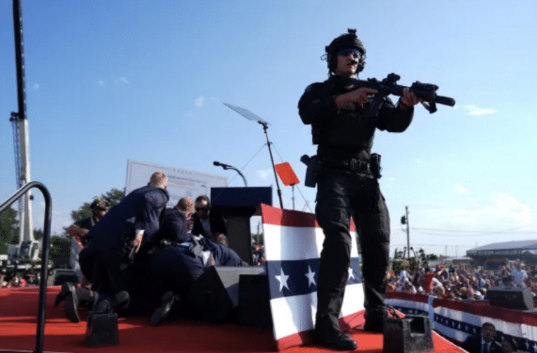 doi morți și o persoană în stare gravă / Primele ipoteze indică faptul că trăgătorul se afla pe un acoperiş