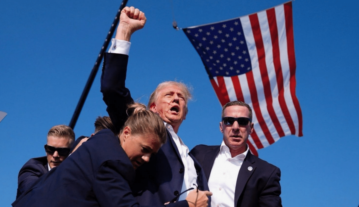 Trump, cu sângele curgându-i pe față și pumnul sfidător, una dintre cele mai mari fotografii din istoria Statelor Unite