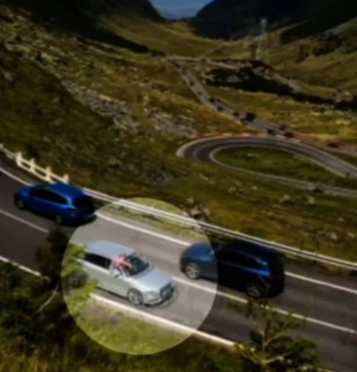 VIDEO Cum arată inconștiența dusă la extrem. O femeie și-a făcut selfie pe geamul unei mașini care mergea cu viteză pe serpentine pe Transfăgărășan