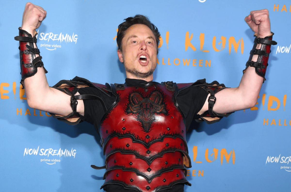 Elon Musk, alarmat de atacul asupra lui Trump, dezvăluie planuri pentru o armură SF