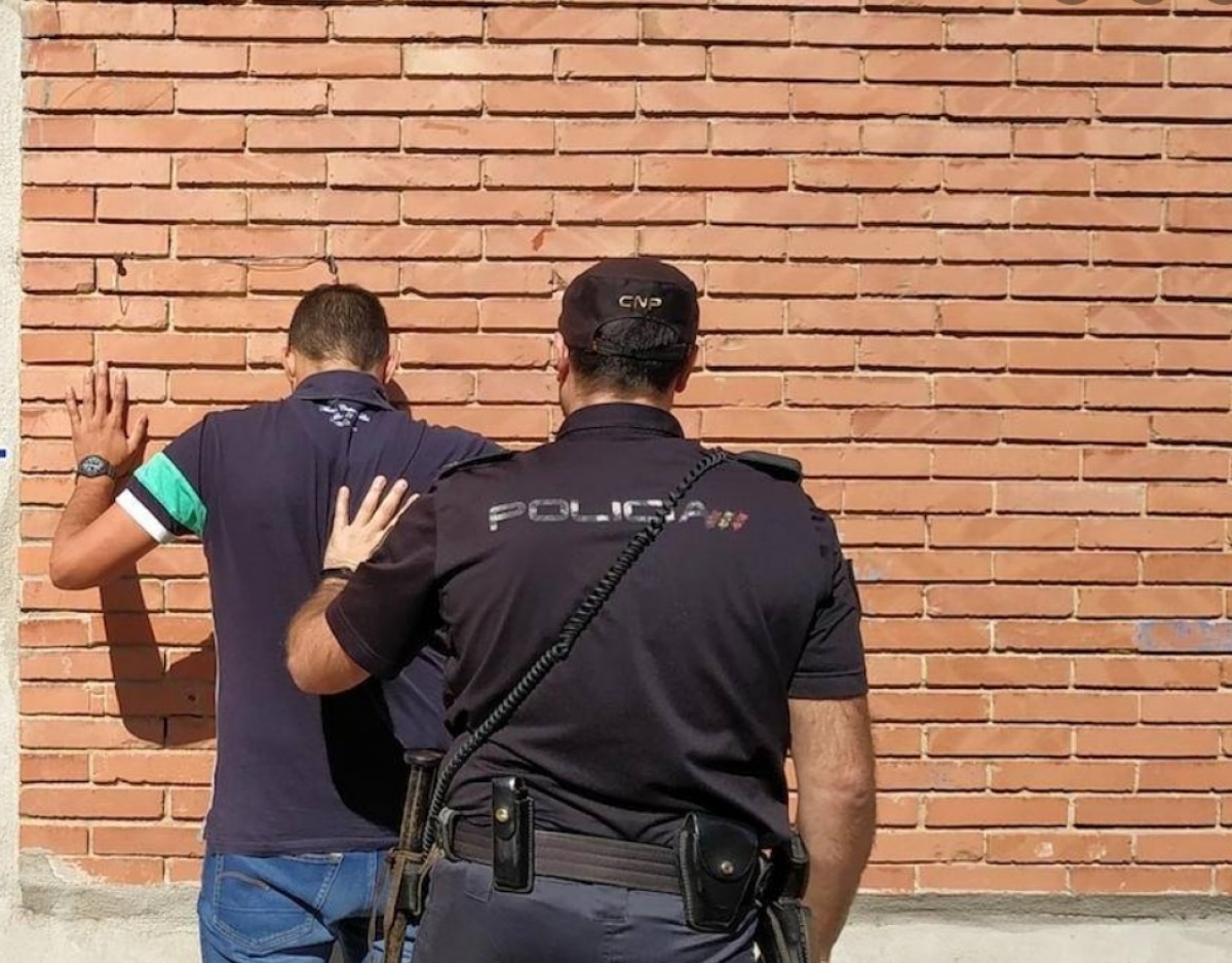 Un român deghizat în polițist, ajutat de complici ruși, a încercat să răpească doi milionari în criptomonede din Spania